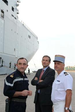 Le commandant du Mistral, l'ambassadeur de France et l'attach de dfense