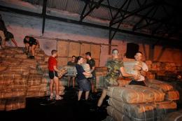 Stockage de l'aide humanitaire avant embarquement